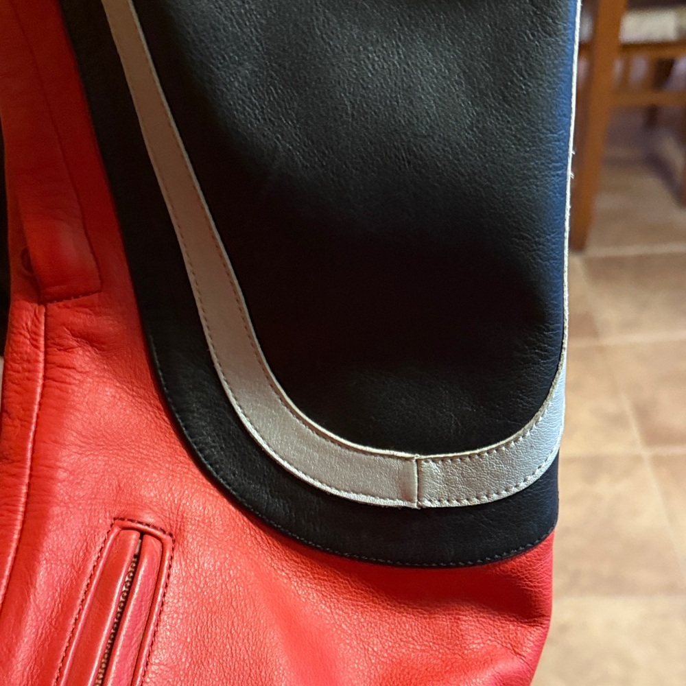 HJC professional Black and Red Leather Motorcycle Jacket. 48 - Picture 5 of 15
